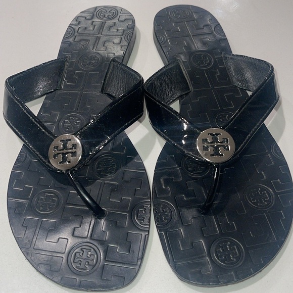 TORY BURCH (EUC) Women’s Black Patent Look Thong Sandals With Silver Logo Size 7 - Picture 4 of 11
